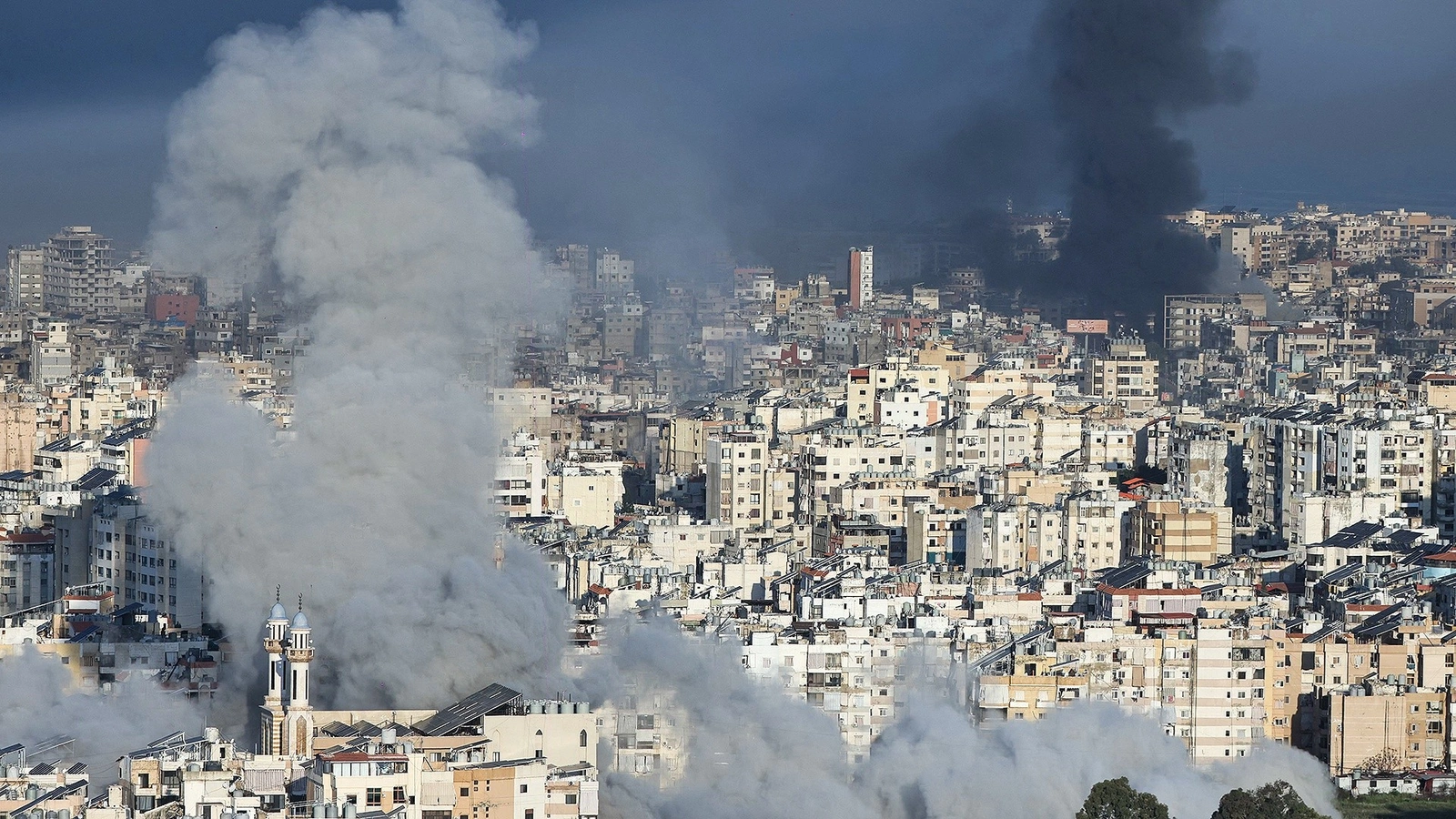 Israel dồn dập không kích Tehran, Iran tấn công cơ sở Mỹ tại Vùng Vịnh, xung đột leo thang nguy hiểm