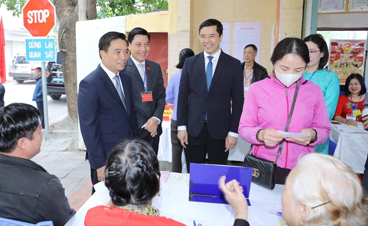 Bí thư Tỉnh ủy Nguyễn Doãn Anh kiểm tra các khu vực bỏ phiếu tại phường Hạc Thành, phường Đông Sơn và xã Hoằng Lộc