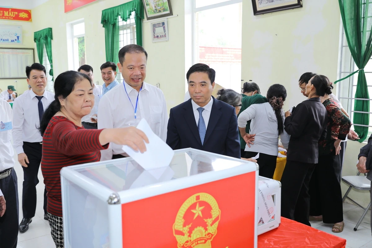 Bí thư Tỉnh ủy Nguyễn Doãn Anh kiểm tra các khu vực bỏ phiếu tại phường Hạc Thành, phường Đông Sơn và xã Hoằng Lộc