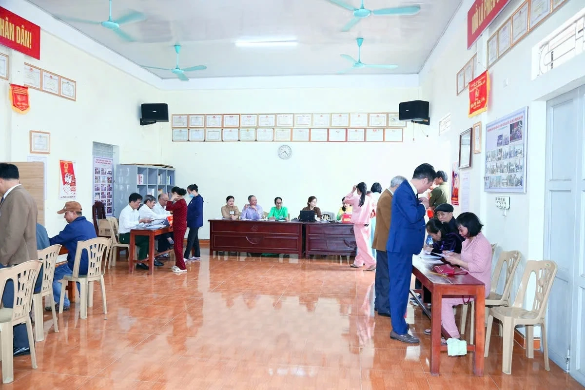 Phó Bí thư Thường trực Tỉnh ủy Nguyễn Hồng Phong kiểm tra công tác bầu cử
