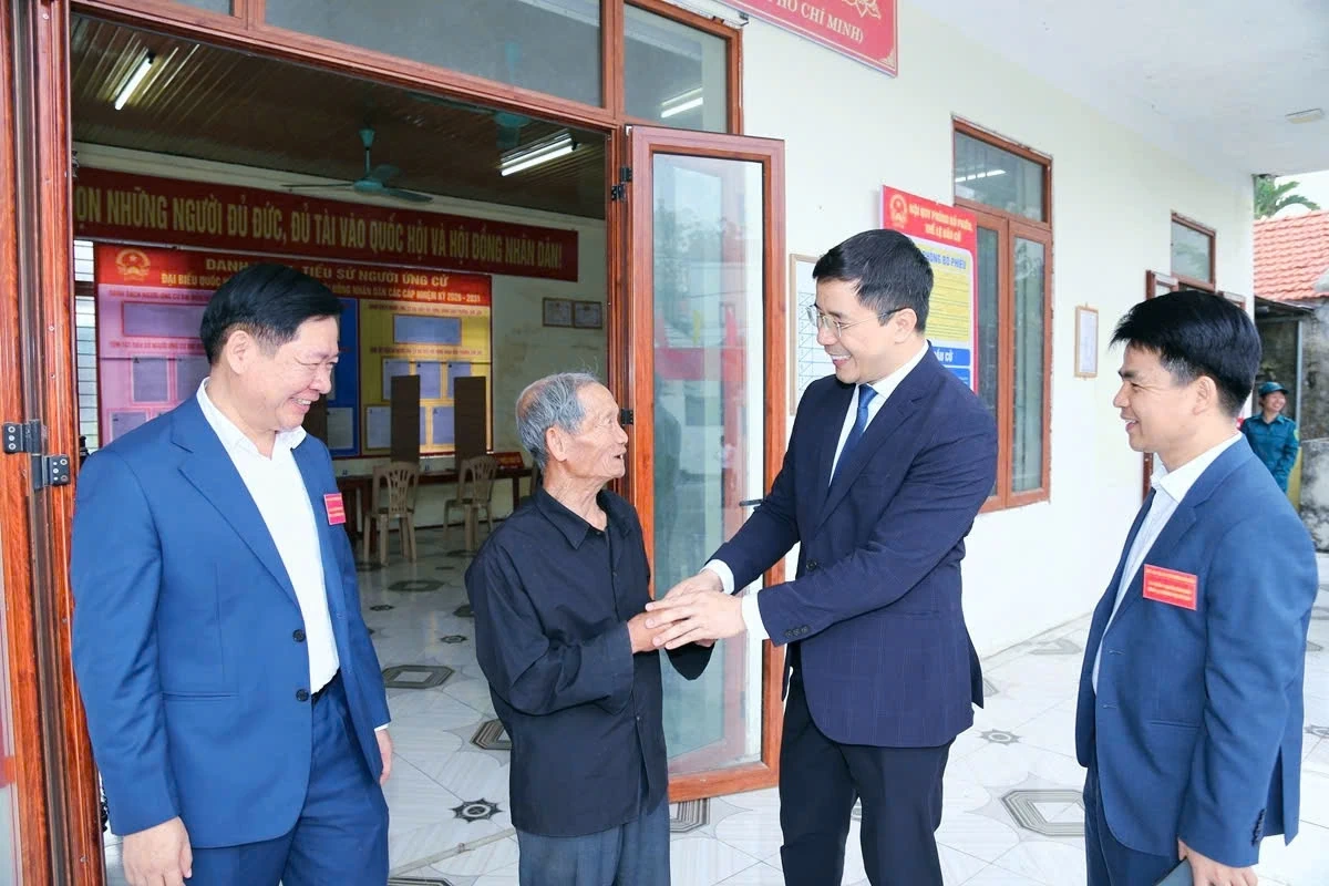 Phó Bí thư Thường trực Tỉnh ủy Nguyễn Hồng Phong kiểm tra công tác bầu cử