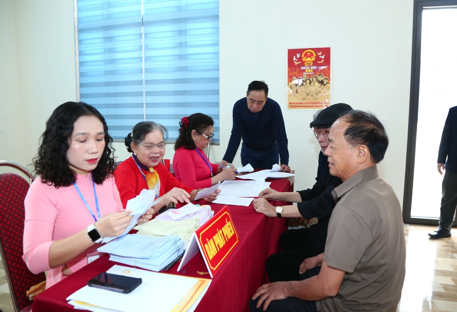 Phó Bí thư Thường trực Tỉnh ủy Nguyễn Hồng Phong kiểm tra công tác bầu cử