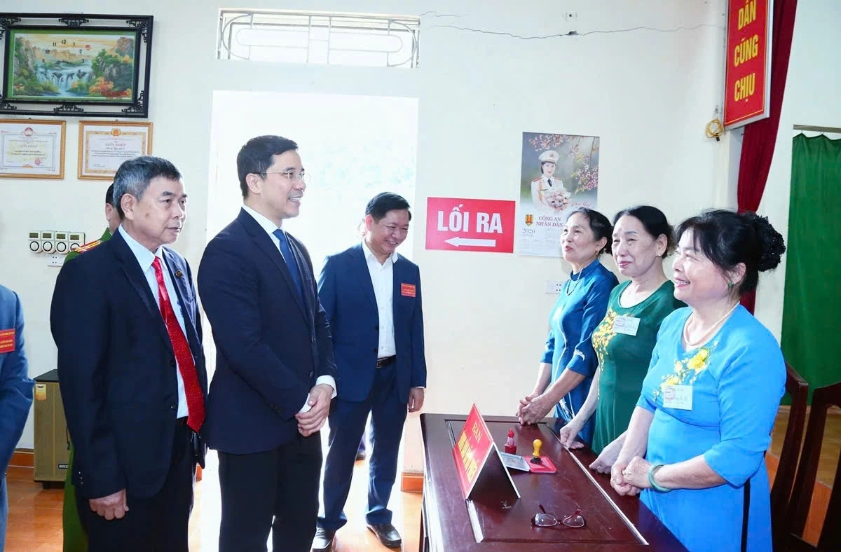 Phó Bí thư Thường trực Tỉnh ủy Nguyễn Hồng Phong kiểm tra công tác bầu cử