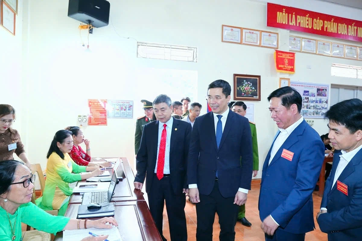 Phó Bí thư Thường trực Tỉnh ủy Nguyễn Hồng Phong kiểm tra công tác bầu cử