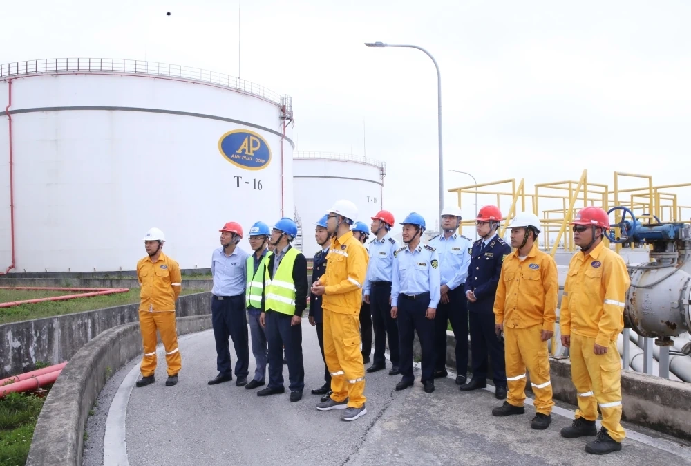 Chi cục Quản lý thị trường kiểm tra, giám sát hoạt động kinh doanh xăng dầu