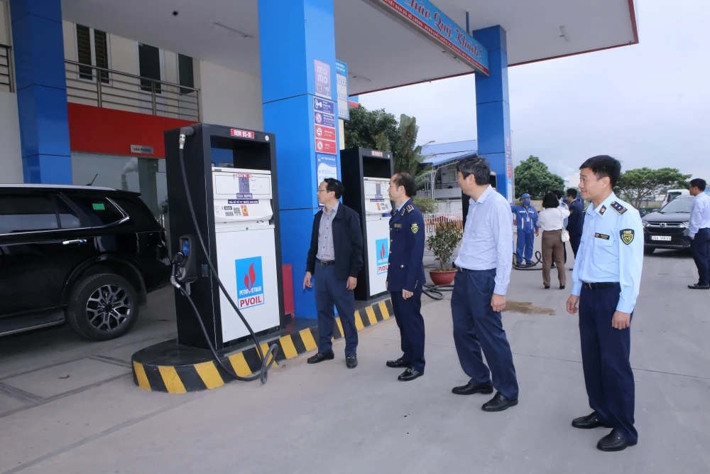 Chi cục Quản lý thị trường kiểm tra, giám sát hoạt động kinh doanh xăng dầu