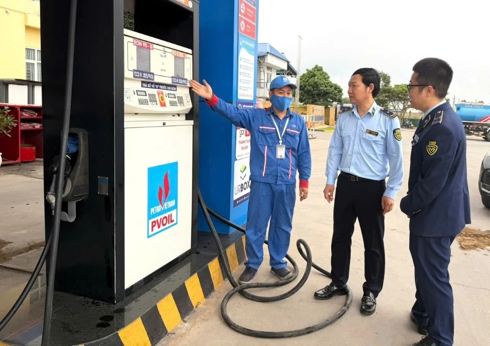 Chi cục Quản lý thị trường kiểm tra, giám sát hoạt động kinh doanh xăng dầu