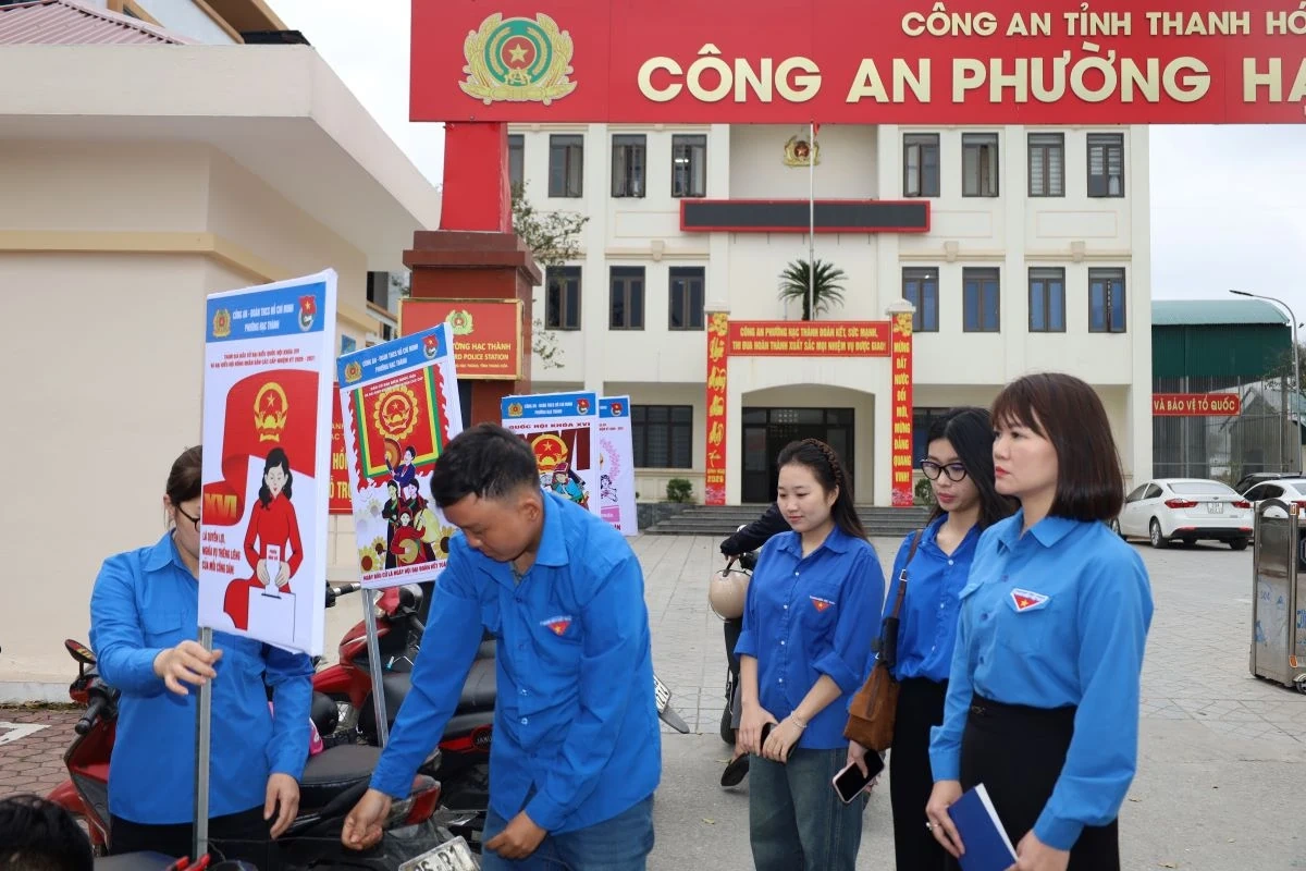 Tuyên truyền lưu động về cuộc bầu cử đại biểu Quốc hội và HĐND các cấp tại phường Hạc Thành