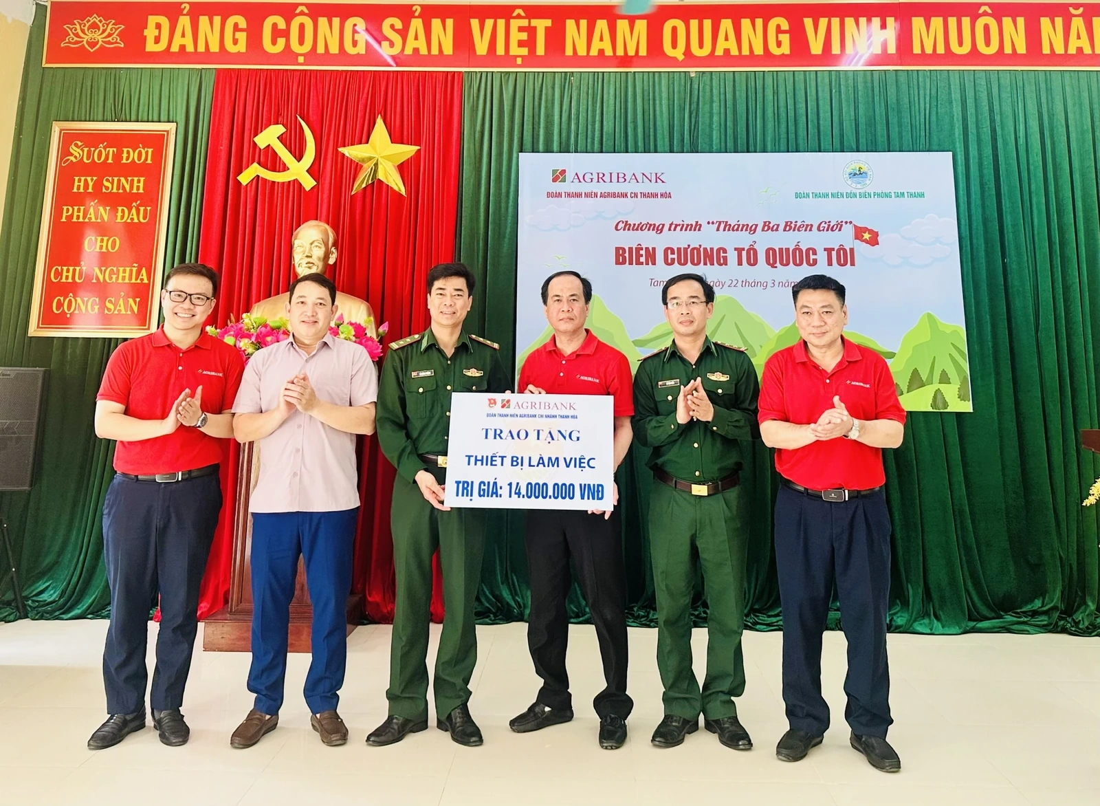 Đoàn Thanh niên Agribank Thanh Hóa tặng quà cho học sinh vùng cao