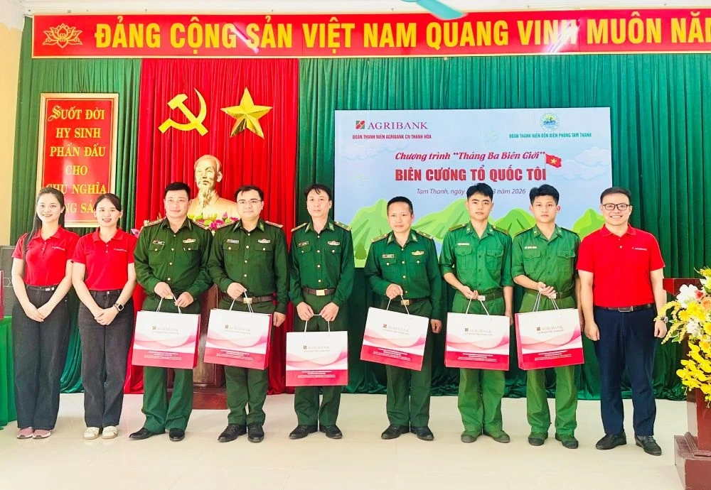 Đoàn Thanh niên Agribank Thanh Hóa tặng quà cho học sinh vùng cao