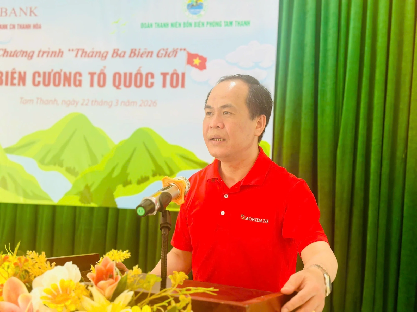 Đoàn Thanh niên Agribank Thanh Hóa tặng quà cho học sinh vùng cao