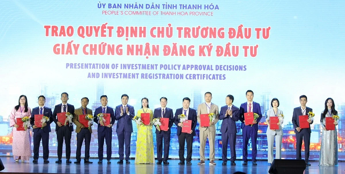 Thanh Hóa trao quyết định chủ trương đầu tư, giấy chứng nhận đăng ký đầu tư và ký biên bản ghi nhớ đầu tư 42 dự án