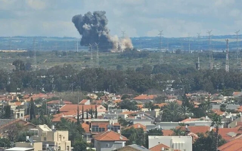 Israel tấn công cơ sở tàu ngầm của Iran, tiếp tục không kích Tehran