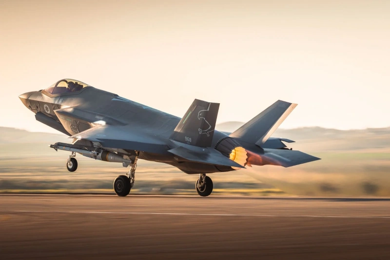 Israel tấn công cơ sở tàu ngầm của Iran, tiếp tục không kích Tehran