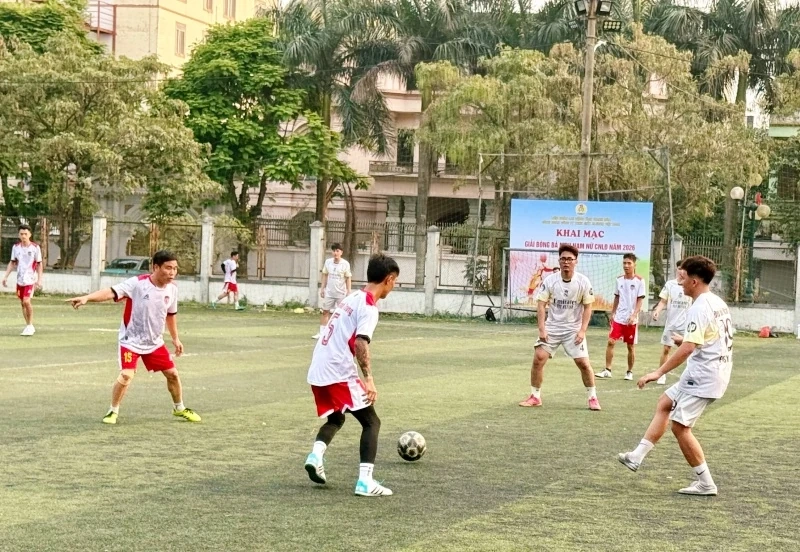Giải bóng đá mini nam nữ công nhân lao động