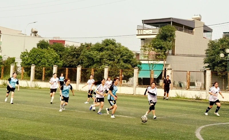 Giải bóng đá mini nam nữ công nhân lao động