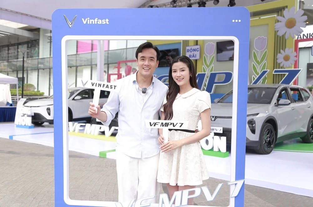 Khách hàng Thanh Hóa bất ngờ với VinFast VF MPV 7: “Hơn cả mong đợi, đúng chất xe gia đình”