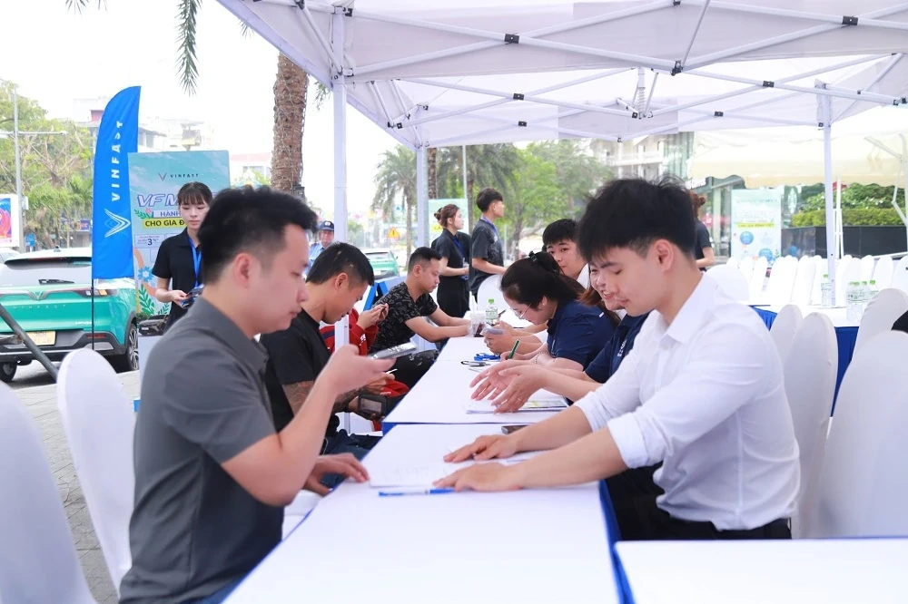 Khách hàng Thanh Hóa bất ngờ với VinFast VF MPV 7: “Hơn cả mong đợi, đúng chất xe gia đình”