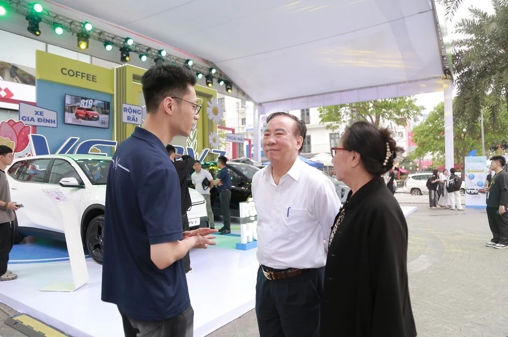 Khách hàng Thanh Hóa bất ngờ với VinFast VF MPV 7: “Hơn cả mong đợi, đúng chất xe gia đình”