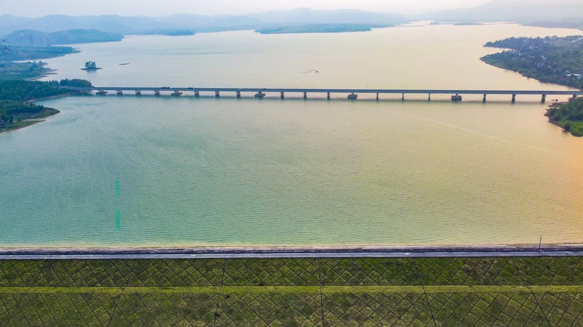 Hồ Yên Mỹ - “viên ngọc xanh” thức giấc