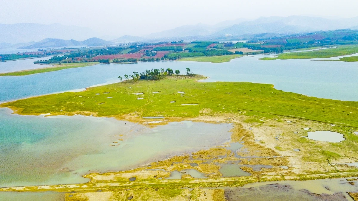 Hồ Yên Mỹ - “viên ngọc xanh” thức giấc