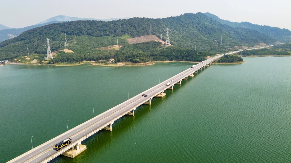 Hồ Yên Mỹ - “viên ngọc xanh” thức giấc