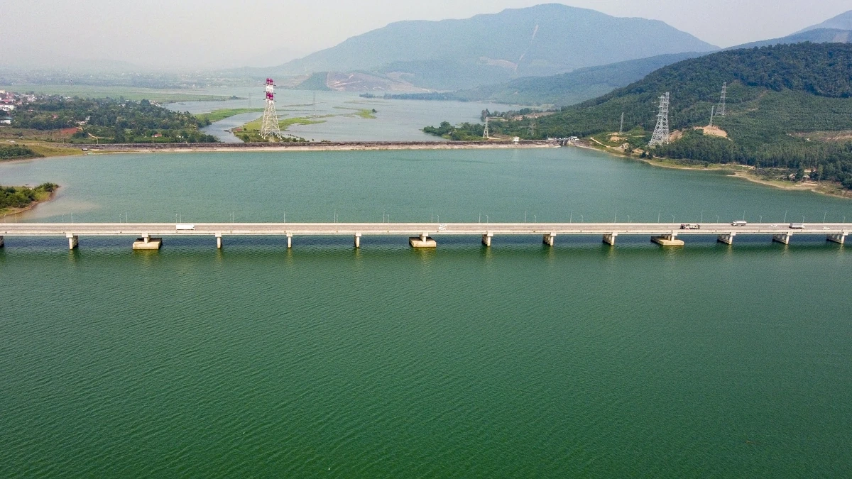 Hồ Yên Mỹ - “viên ngọc xanh” thức giấc