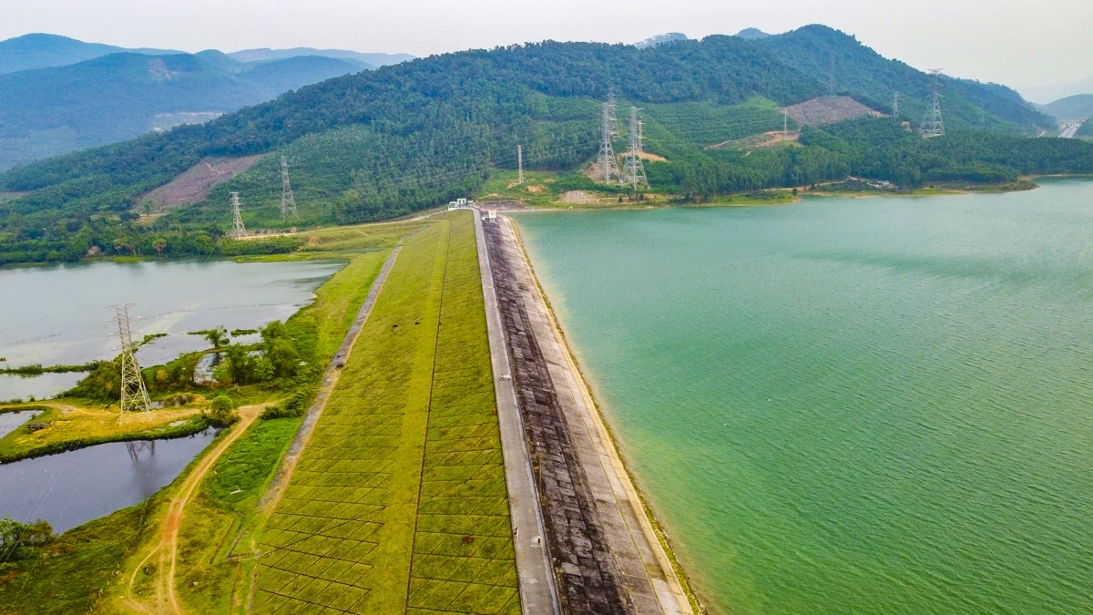 Hồ Yên Mỹ - “viên ngọc xanh” thức giấc