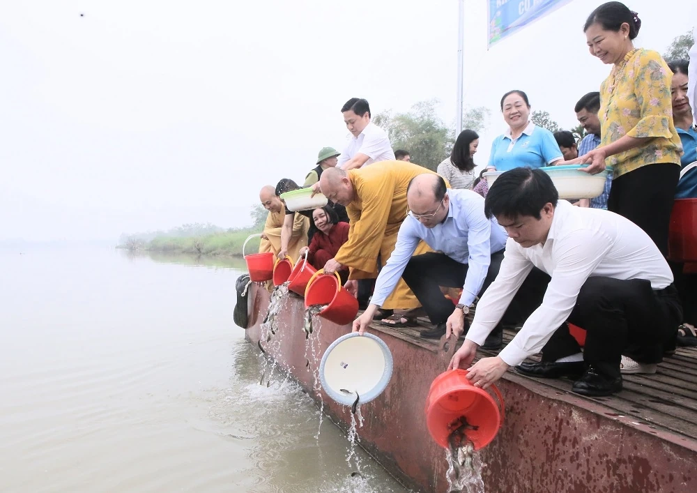 Thả hơn 2 tấn cá giống tái tạo, phát triển nguồn lợi thuỷ sản tại lưu vực sông Mã