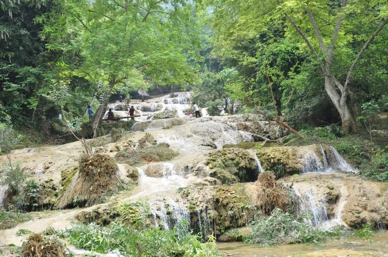 Du lịch suối, thác hấp dẫn du khách dịp hè