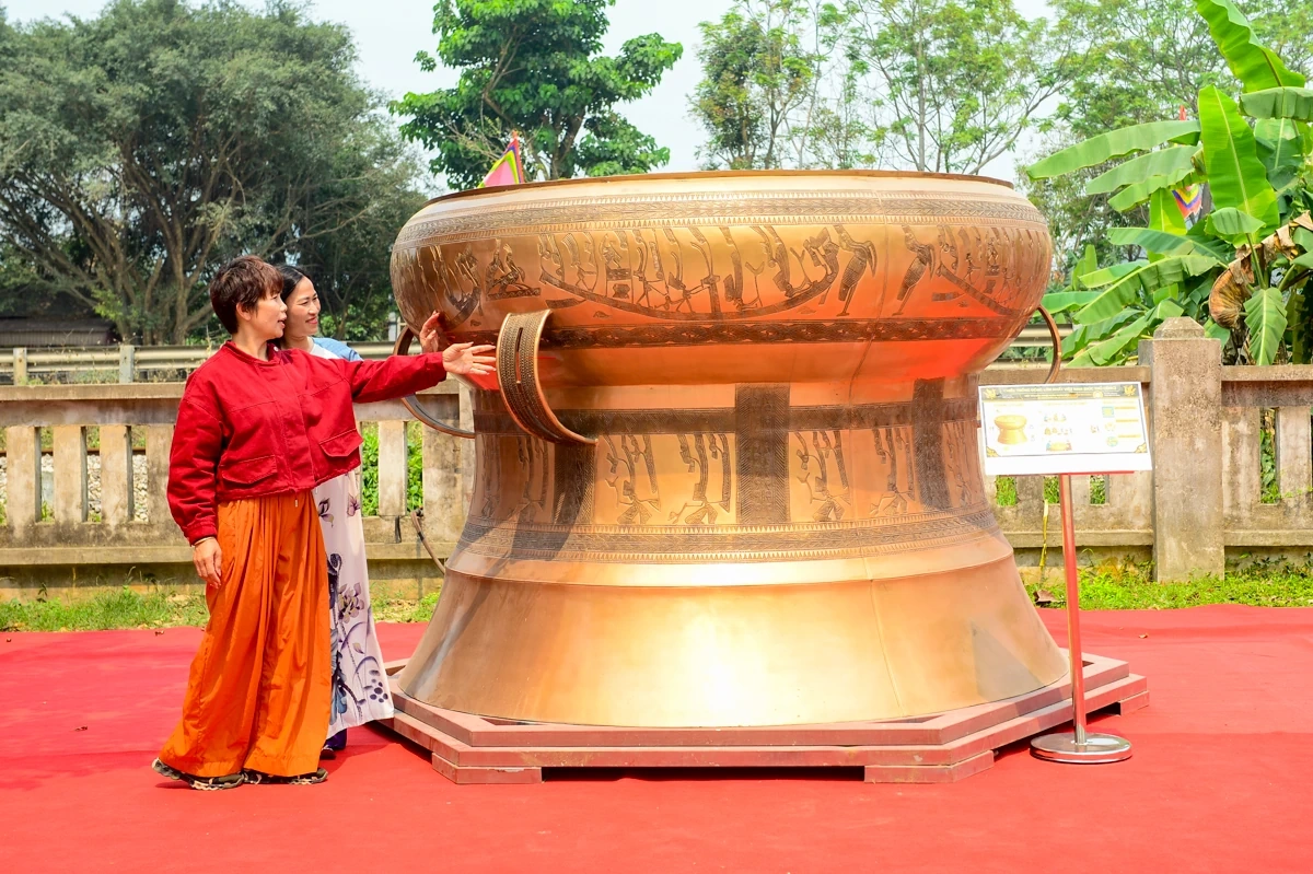 Chiêm ngưỡng trống đồng lớn nhất Việt Nam tại Lễ hội đền Bà Triệu