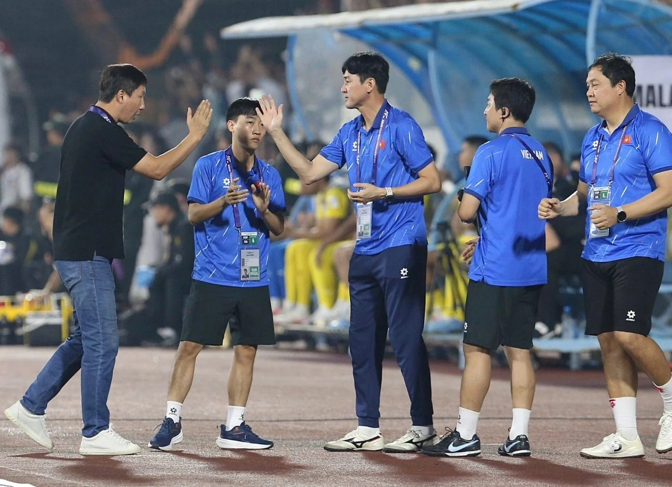 Trợ lý người Hàn Quốc bất ngờ chia tay ĐT Việt Nam; Leicester City đối mặt kịch bản rớt hạng Championship