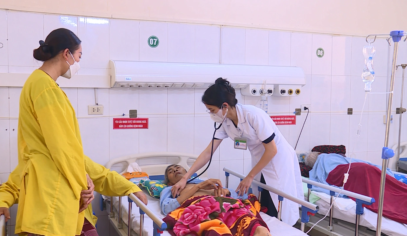 Nắng nóng đầu mùa: Người cao tuổi và trẻ nhỏ nhập viện tăng mạnh