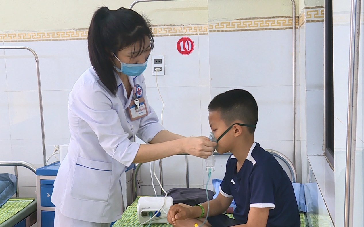 Nắng nóng đầu mùa: Người cao tuổi và trẻ nhỏ nhập viện tăng mạnh