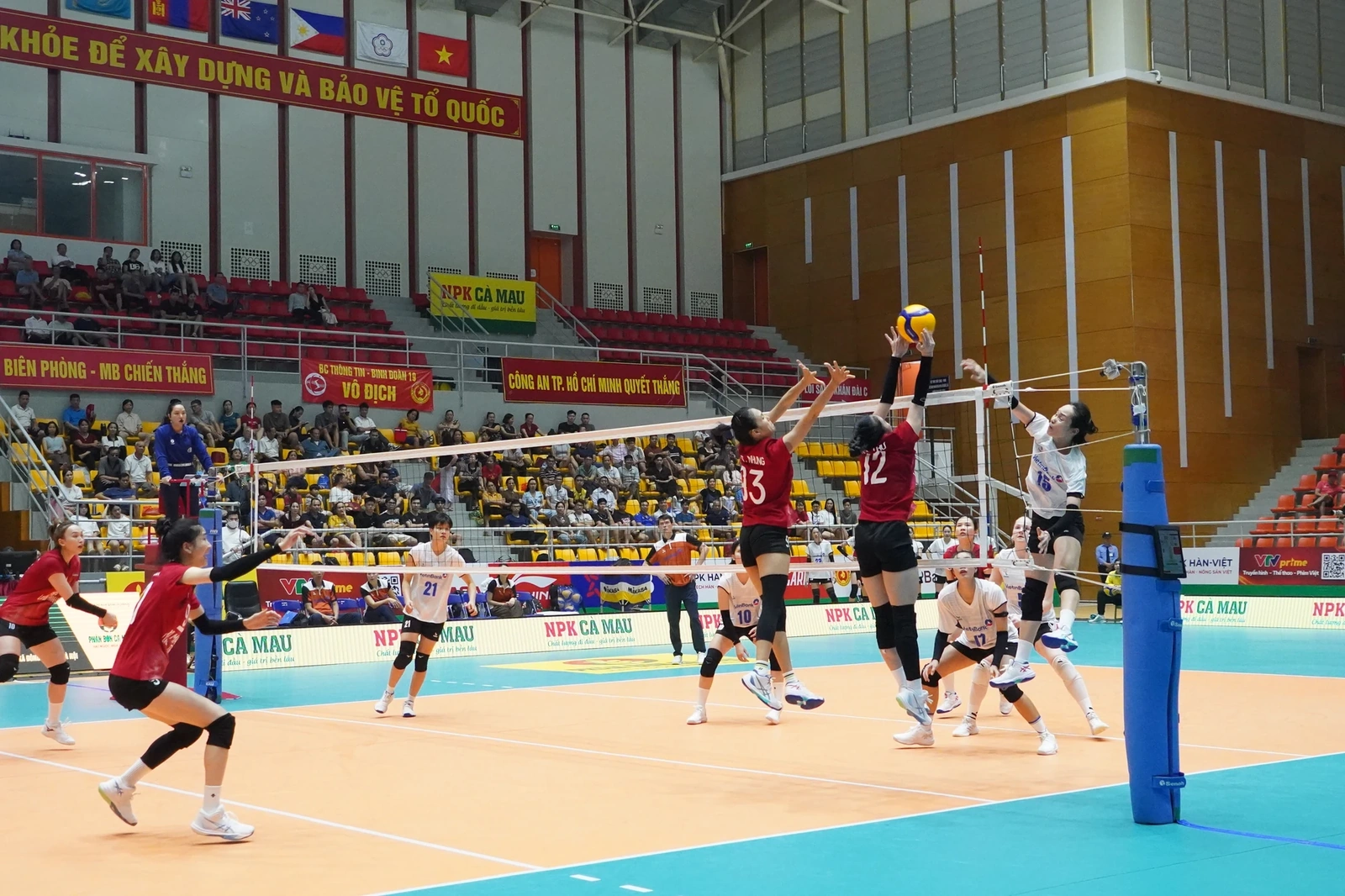 Đội bóng chuyền nữ XMLS Thanh Hóa giành chiến thắng ấn tượng trước NHCT Vietinbank