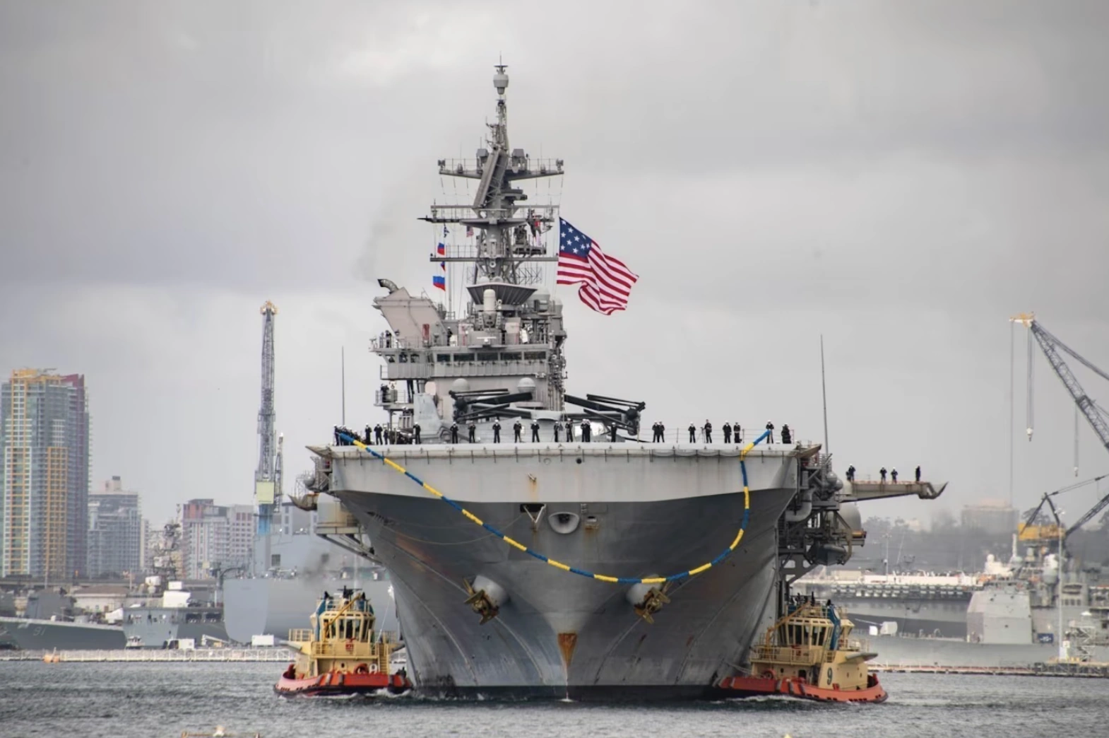 Chiến hạm Mỹ buộc phải rút lui sau cuộc tấn công của Iran