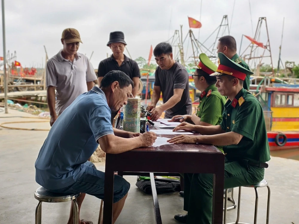 Công an xã Tân Tiến mở đợt cao điểm vận động, thu hồi vũ khí, vật liệu nổ