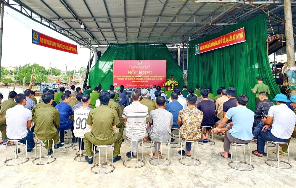 Công an xã Tân Tiến mở đợt cao điểm vận động, thu hồi vũ khí, vật liệu nổ