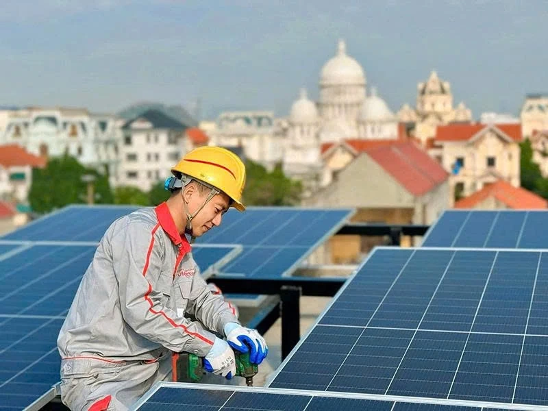 Nắng nóng dự báo kéo dài, điện mặt trời áp mái “lên ngôi”