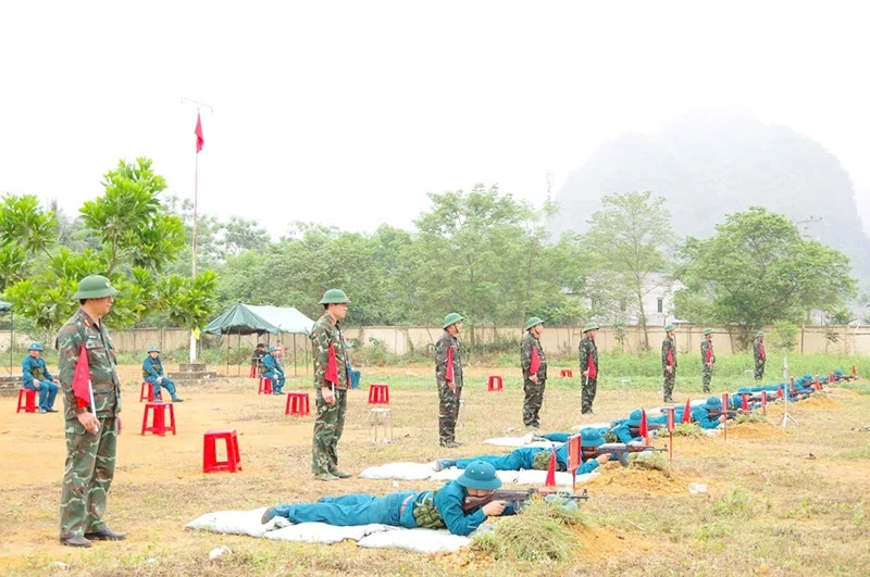 Chính ủy Bộ CHQS tỉnh kiểm tra công tác huấn luyện, bắn đạn thật cho dân quân năm thứ nhất