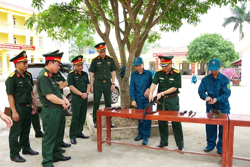 Chính ủy Bộ CHQS tỉnh kiểm tra công tác huấn luyện, bắn đạn thật cho dân quân năm thứ nhất