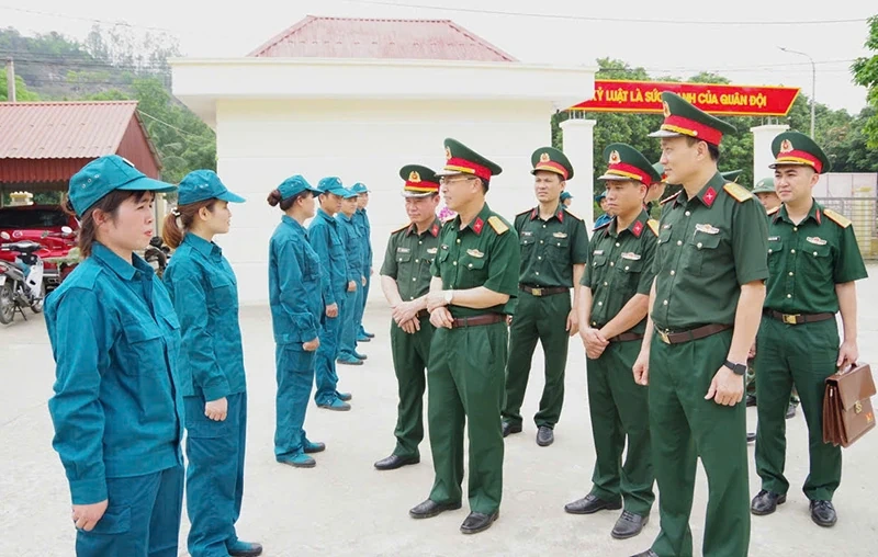Chính ủy Bộ CHQS tỉnh kiểm tra công tác huấn luyện, bắn đạn thật cho dân quân năm thứ nhất