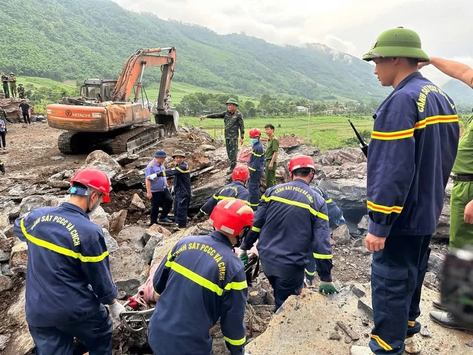 Chạy đua với thời gian tìm kiếm nạn nhân trong vụ sạt lở đá ở xã Cẩm Tú
