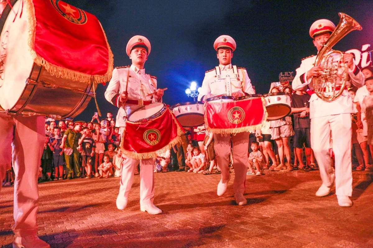 Sôi động đêm diễu hành quân nhạc đầu tiên tại Thanh Hóa