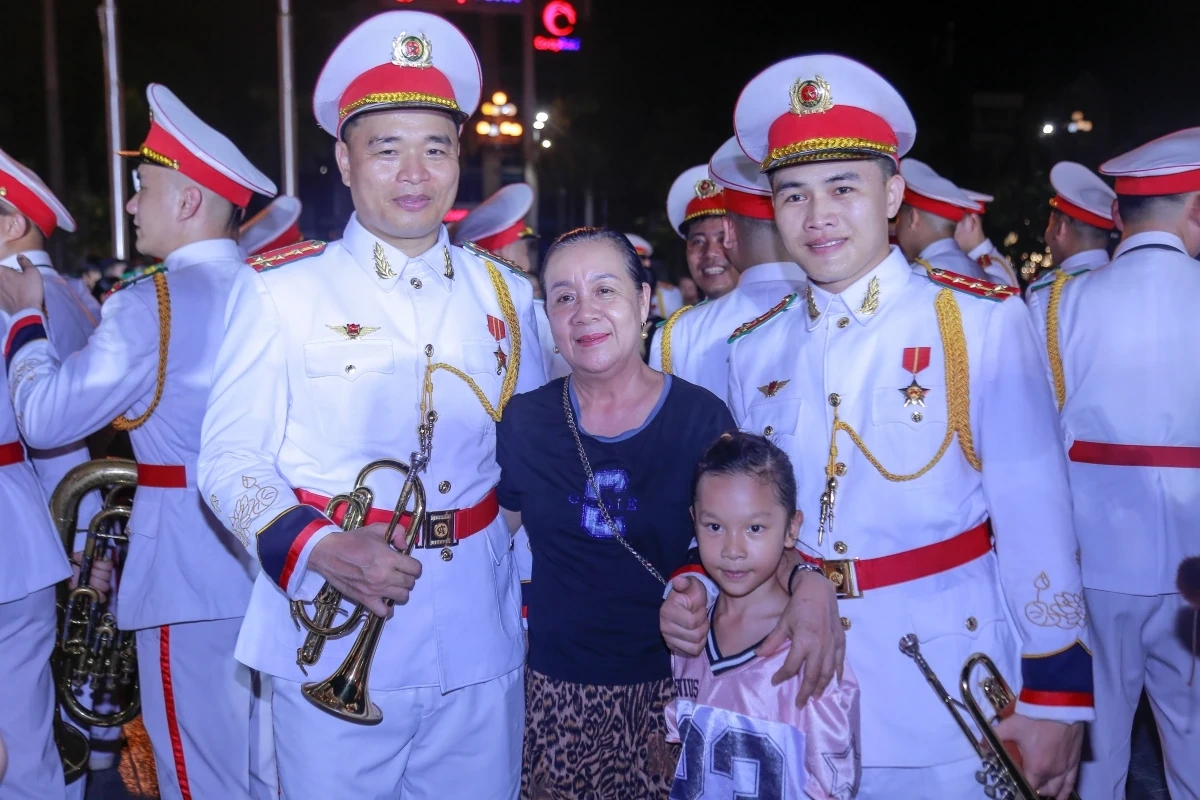 Sôi động đêm diễu hành quân nhạc đầu tiên tại Thanh Hóa