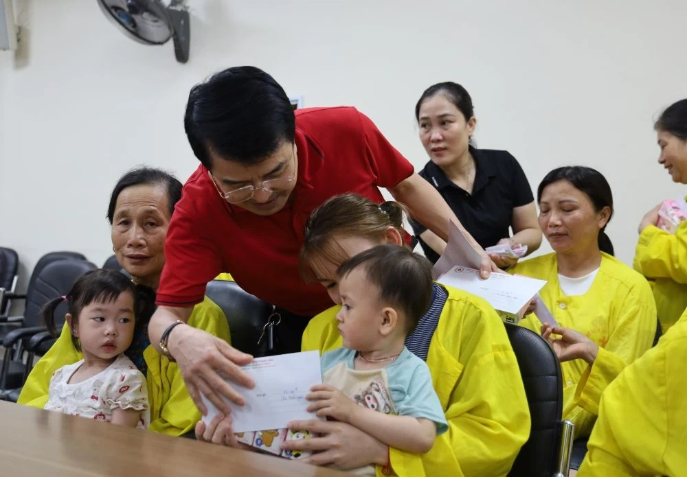 Mang Tết Thiếu nhi đến với bệnh nhi có hoàn cảnh khó khăn
