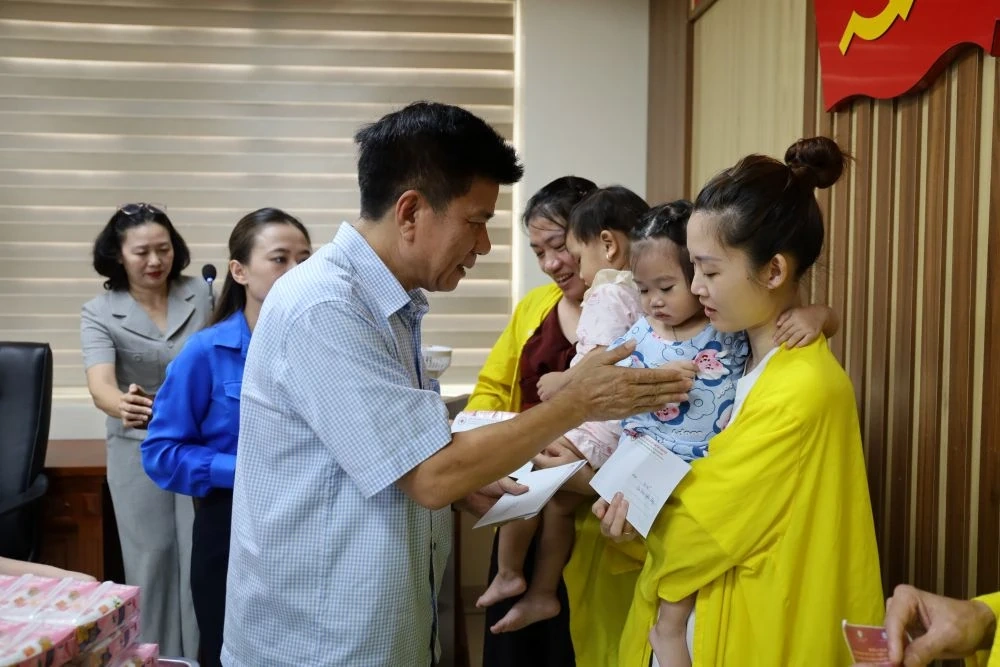 Mang Tết Thiếu nhi đến với bệnh nhi có hoàn cảnh khó khăn