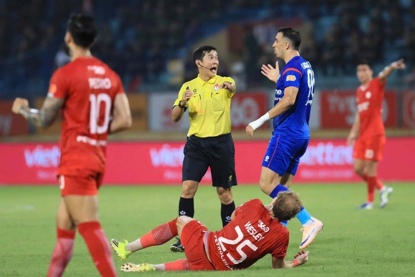 VFF đình chỉ trọng tài thổi phạt đền sai lầm tại V.League; Crystal Palace lên ngôi vô địch Conference League