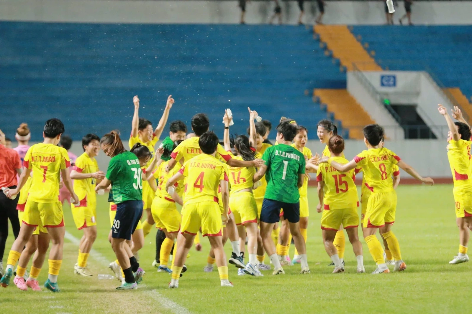 VFF đình chỉ trọng tài thổi phạt đền sai lầm tại V.League; Crystal Palace lên ngôi vô địch Conference League