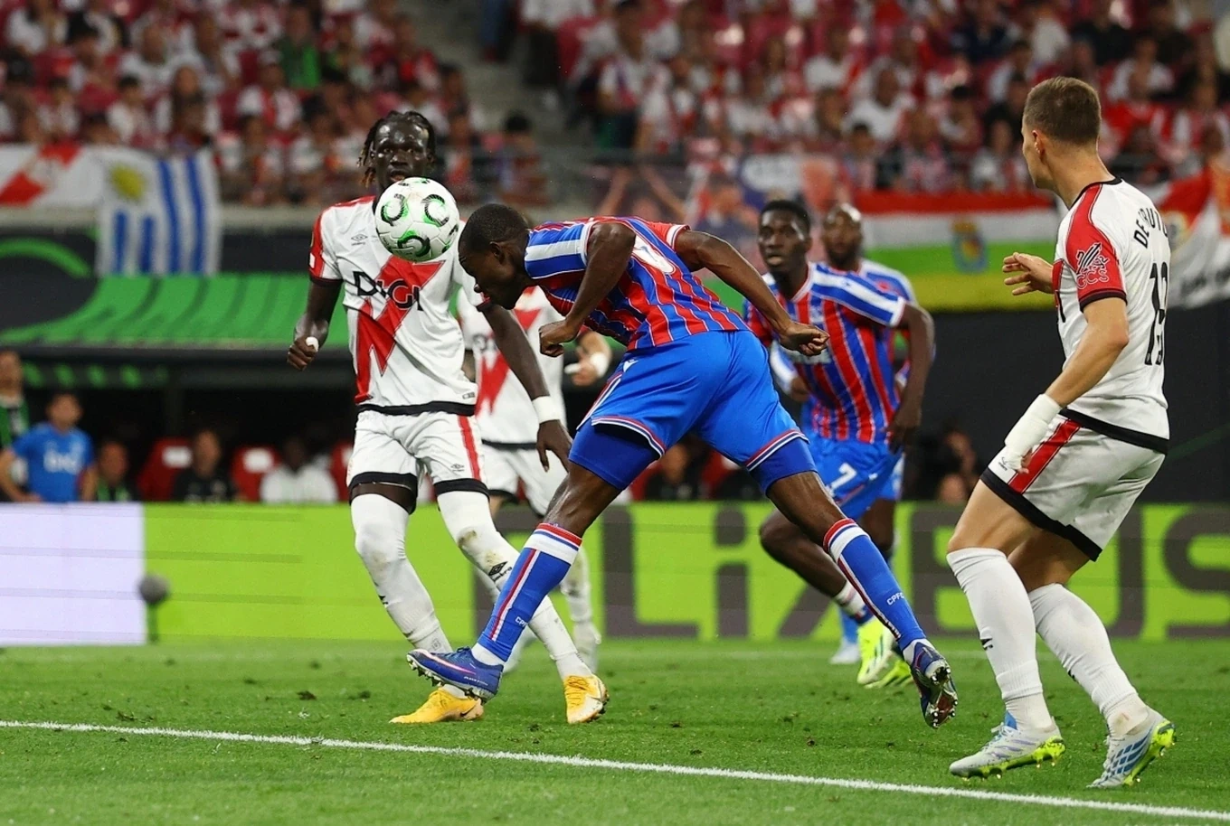 VFF đình chỉ trọng tài thổi phạt đền sai lầm tại V.League; Crystal Palace lên ngôi vô địch Conference League